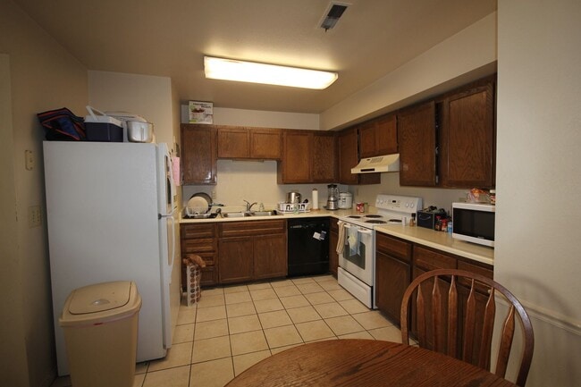 Foto del edificio - TWO SPOTS available in Wellington 1 for Fall 2026