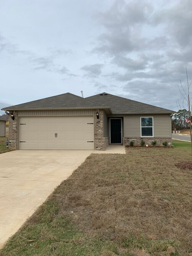 Building Photo - *Preleasing* Three Bedroom | Two Bath Home...