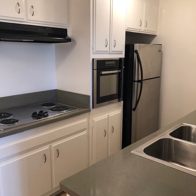 Kitchen - 428 N Hayworth Ave