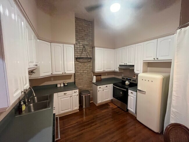 Building Photo - 4936 Coliseum St