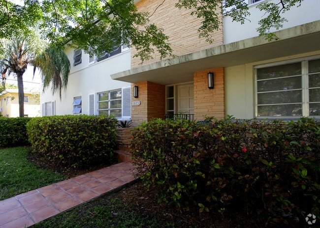 Building Photo - 1825 Salzedo St