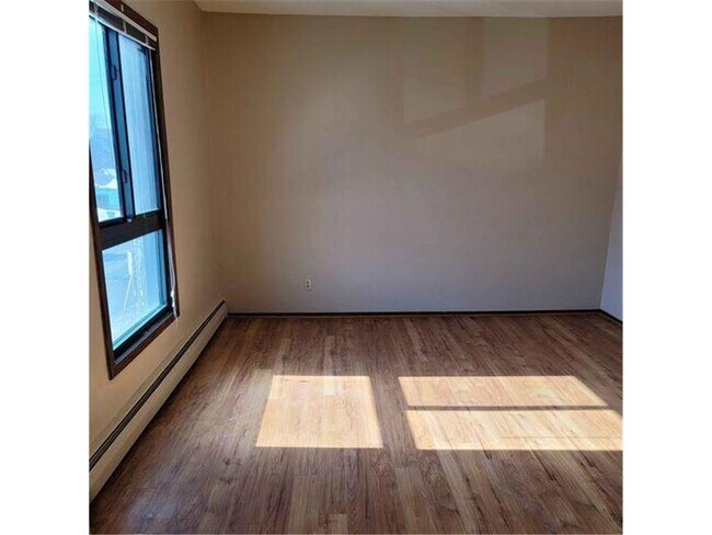 Foto del edificio - 817 NE Lowry Ave