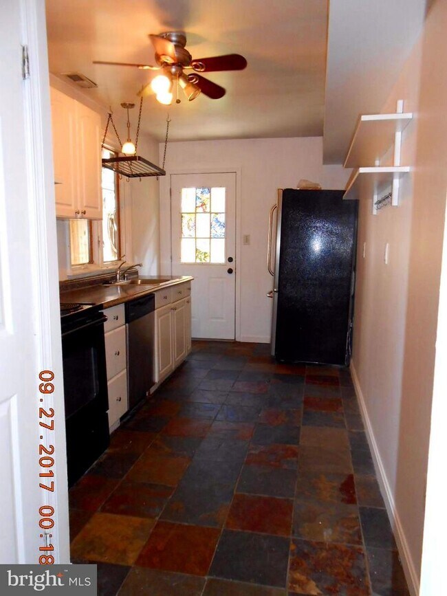 Building Photo - 911 Baylis St