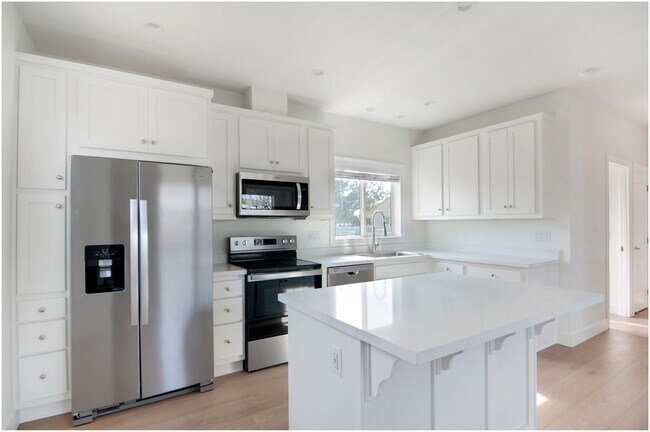 Foto del edificio - 2 Bedroom 2 Bath In Orange!