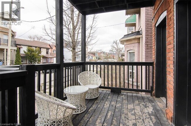 Photo du bâtiment - 249 Emerald St N