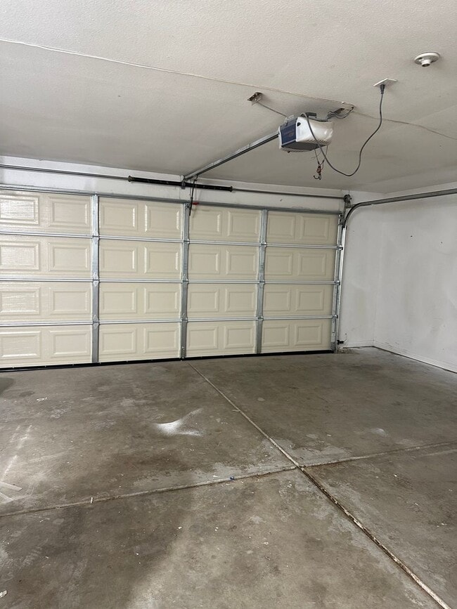 Foto del edificio - Charming 3 Bed, 2 Bath Home in Hesperia - Perfect for Your Family!