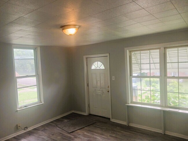 Building Photo - Great house for rent! 3 bed, 1.5 baths - l...
