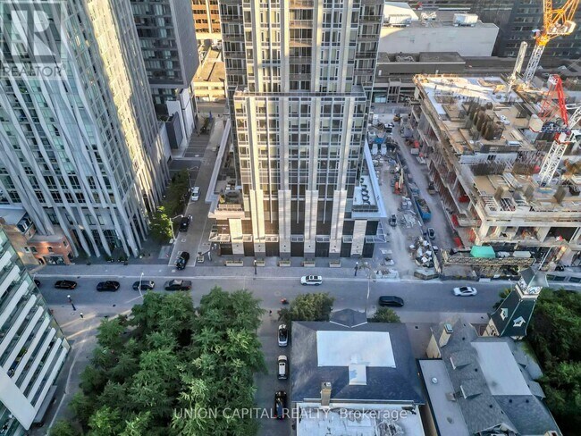 Photo du bâtiment - 11-2411 Yorkville Ave