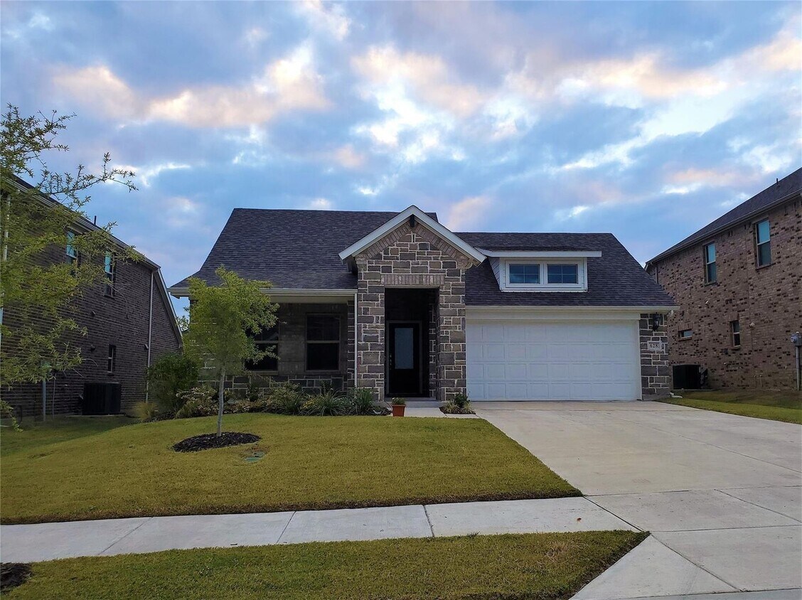 Foto principal - 3 Bedroom with Flex Space Available NOW!