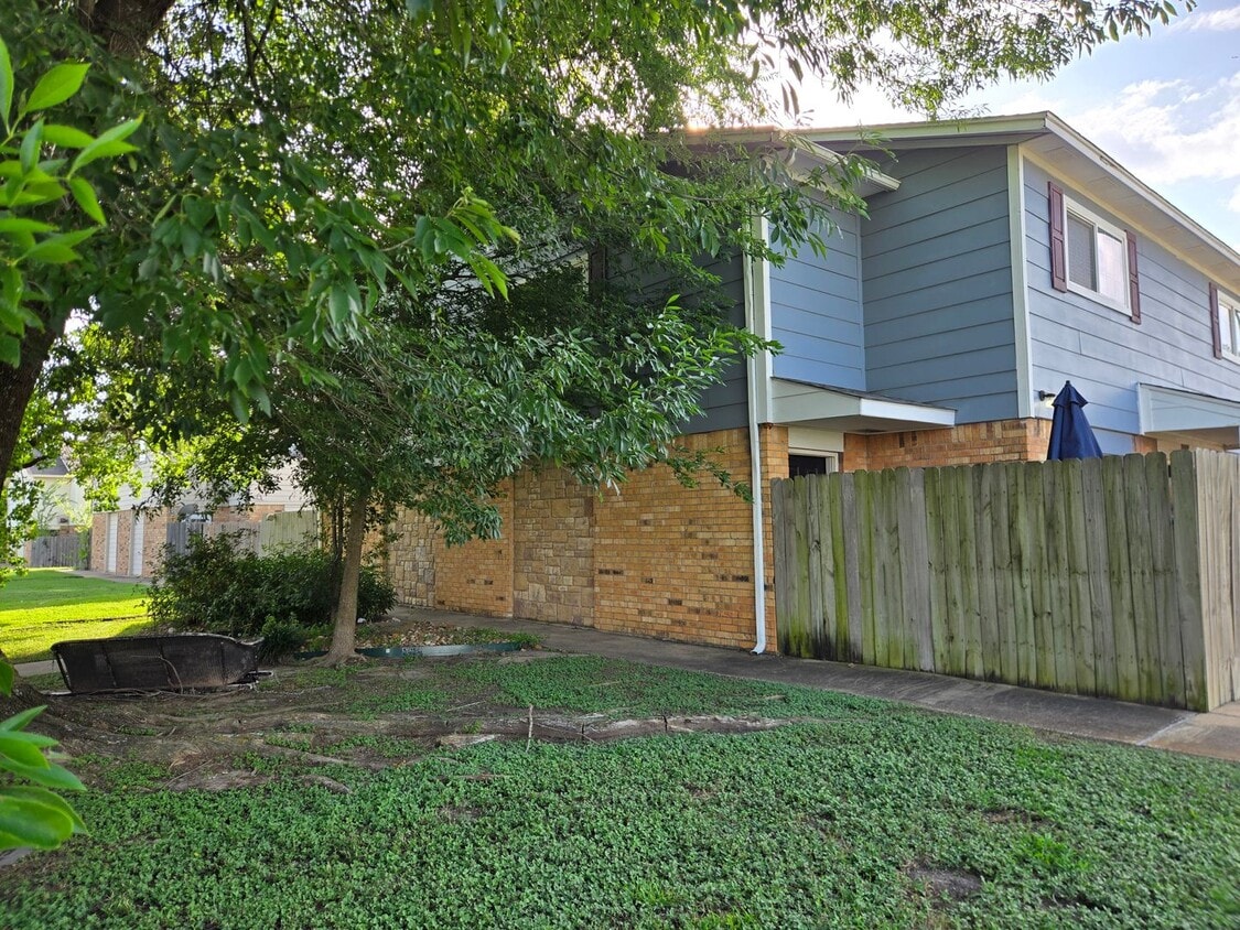 2 Bedroom 1.5 bath four-plex unit - Great location!! - 2 Bedroom 1.5 bath four-plex unit - Great location!!