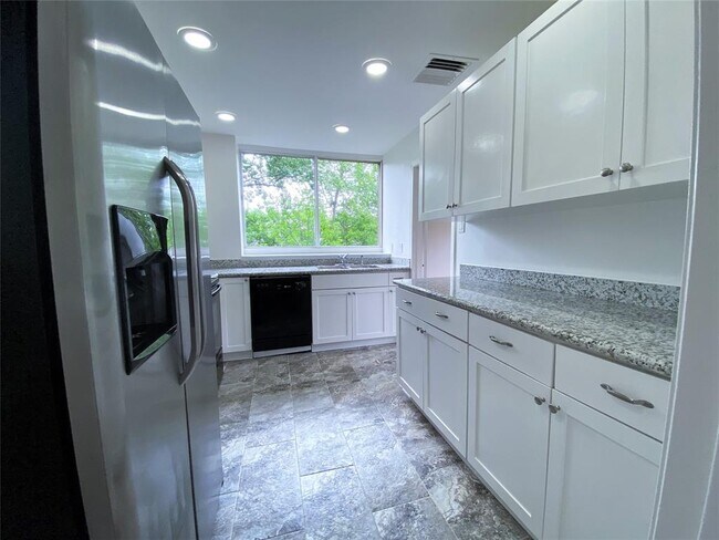 Building Photo - 49 Briar Hollow Ln