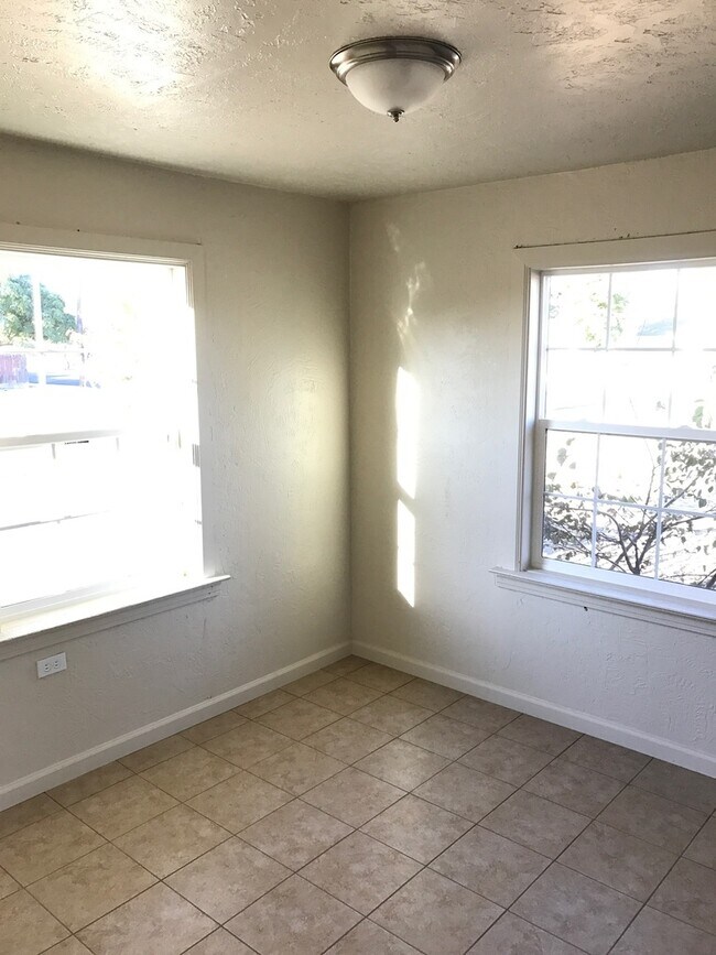 Building Photo - 605 E 10th St