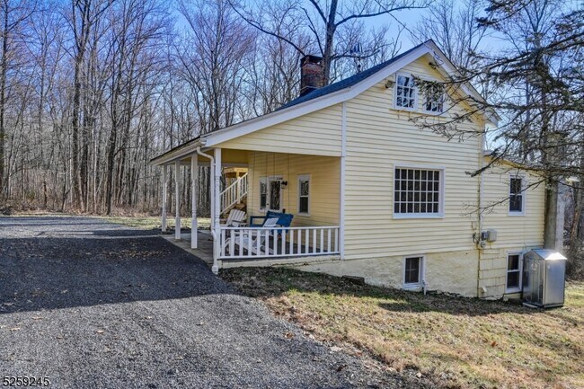 Building Photo - 495 Hollow Rd