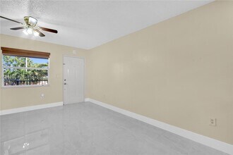 Building Photo - 2560 W 60th St