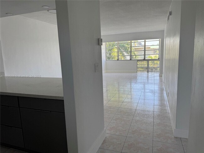 Foto del edificio - 1333 E Hallandale Beach Blvd