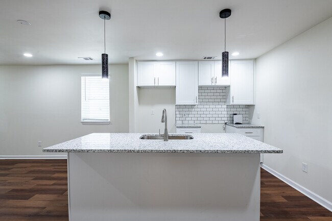 Building Photo - 452 Paines Ave NW