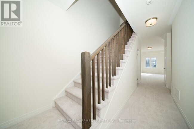 Photo du bâtiment - 20 Dennis Ave