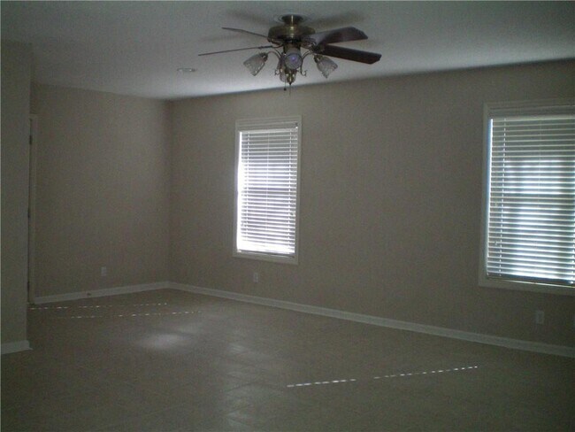 Building Photo - 508 S Island Square Dr