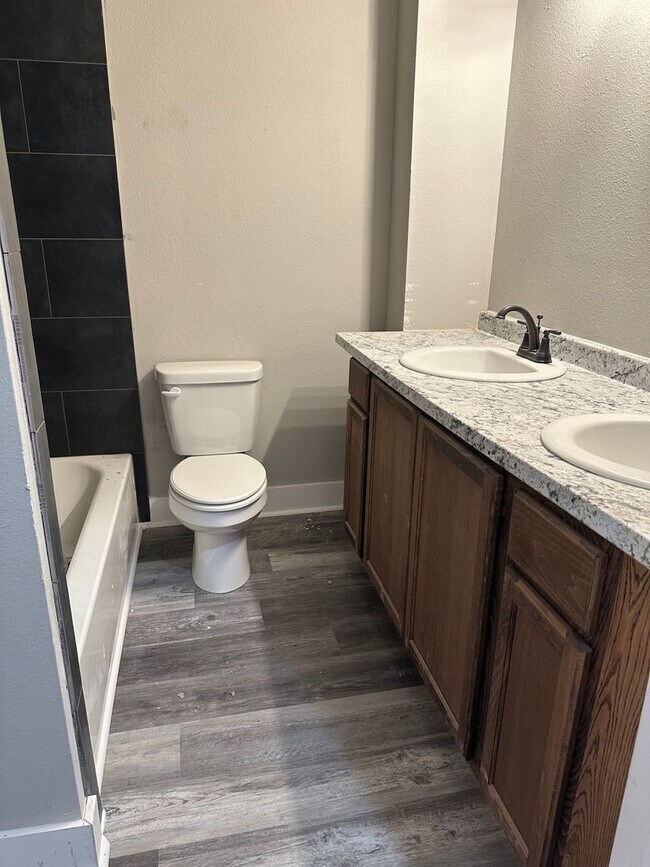 Foto del edificio - 4 Bedroom and 2 Full Bathroom House in the...