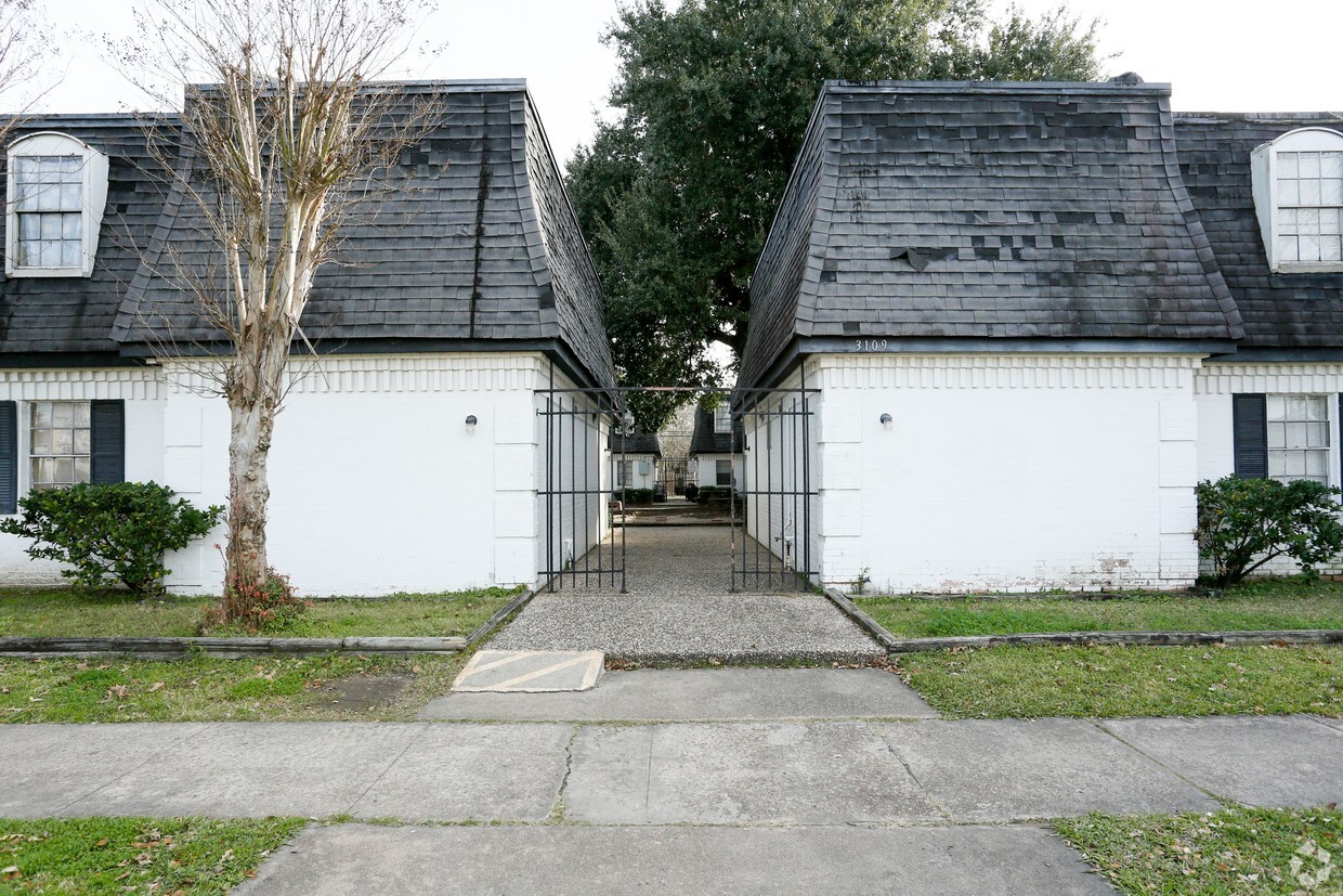 Building Photo - Boulevard Apartments