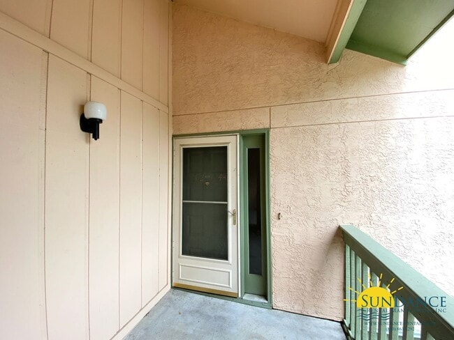 Building Photo - Great 1 Bedroom 1 Bathroom Condo in Bluewa...
