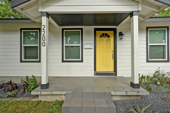 Building Photo - 2200 Rountree Dr