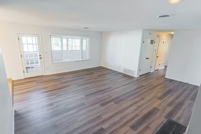Building Photo - 3 Bedroom Rockrimmon Condo, NO DEPOSIT AND...