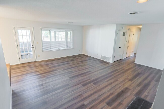 Foto del edificio - 3 Bedroom Rockrimmon Condo, NO DEPOSIT AND...