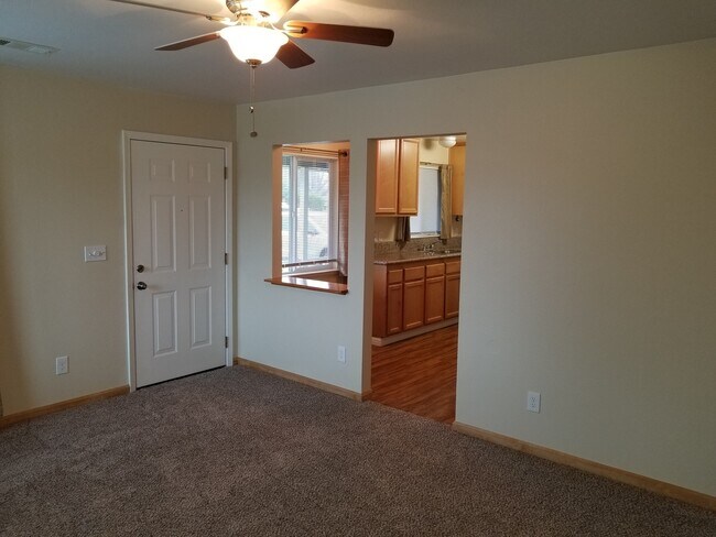 Building Photo - GREAT LOOKING 2BD / 1BTH DUPLEX W/ SPACIOUS BACKYARD!