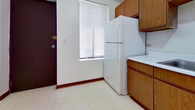 Building Photo - Top Floor Southport Corridor One Bedroom
