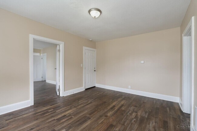 Building Photo - Bright 1-Bed in Clifton — Hardwood Floors, Off-Street Parking, Water Included