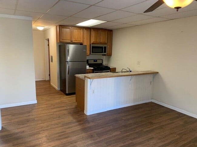 Building Photo - 2 bedroom 1 bath apartment for rent