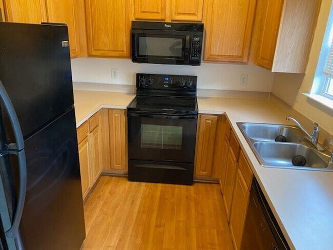 Foto del edificio - Spacious 2 Bedroom Townhouse in Nevin Cree...