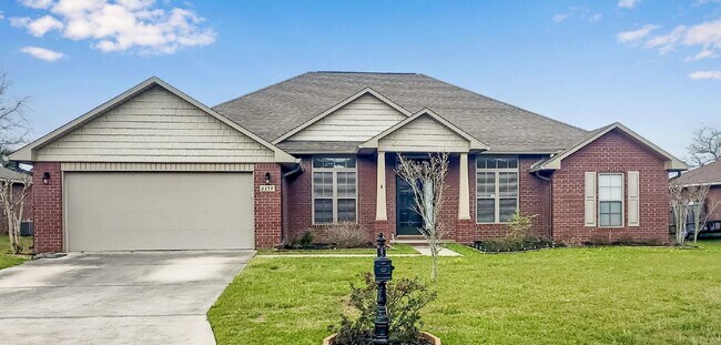 Building Photo - Clean and spacious home!