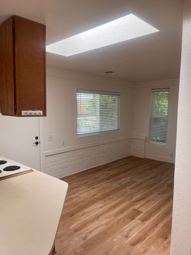 Building Photo - Great 1 bedroom 1 bathroom cottage on wood...