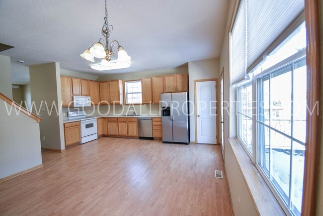 Building Photo - Spring Special !!! 4 Bedroom 3 1/2 bath 2 ...
