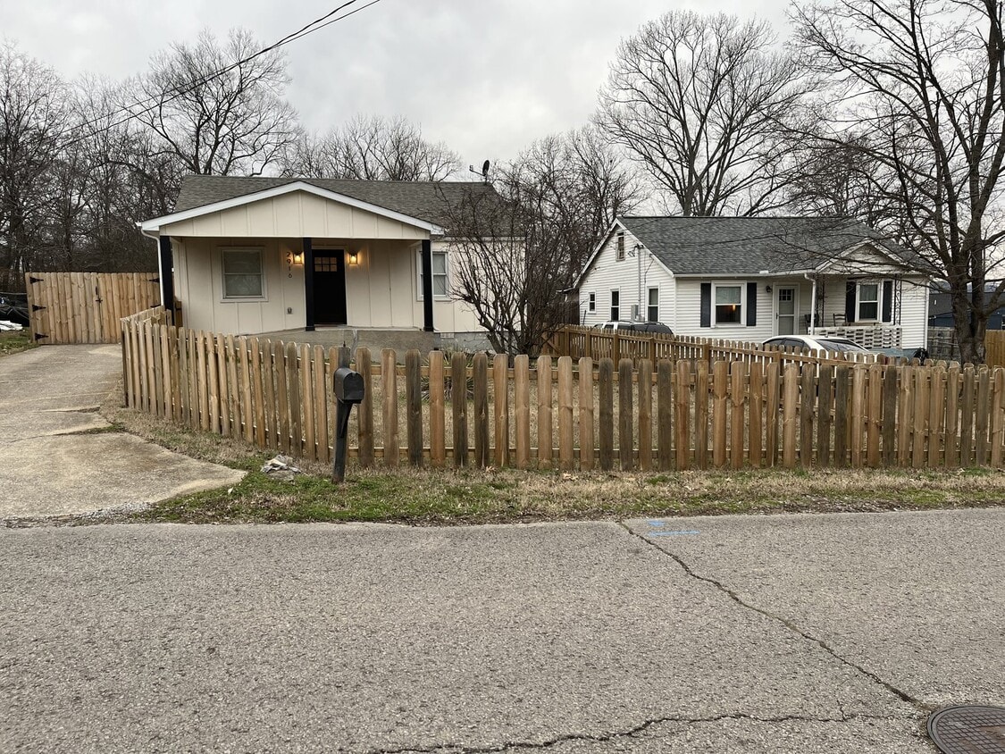 Primary Photo - "Charming 2-Bedroom Home with Spacious Liv...