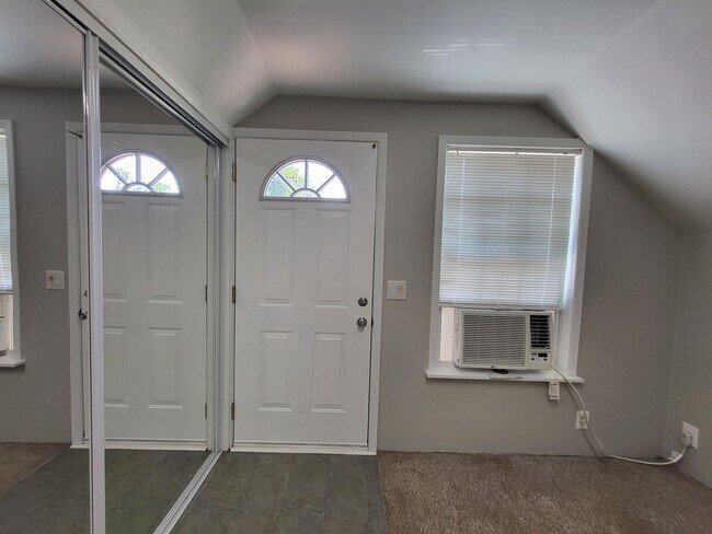 Foto del edificio - Studio loft next to UCO campus with deck and fenced yard