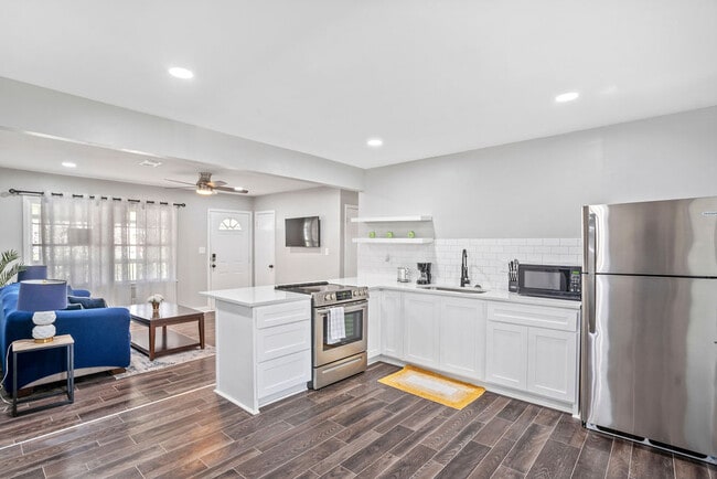 Building Photo - 8170 Huntington Dr