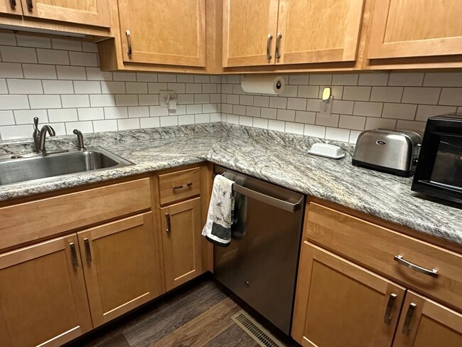 Foto del edificio - 710 E Main St