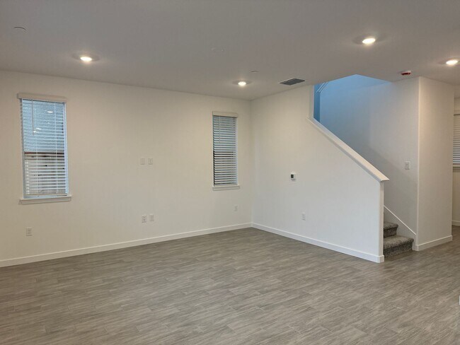 Foto del edificio - Beautiful 3 bed /2.5 bath Waiting For You!  SOLAR!!  Please read entire ad for viewings!