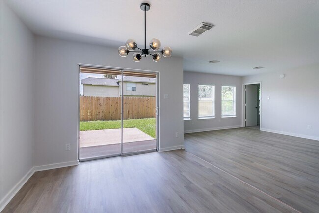 Foto del edificio - 16711 Hollow Ridge Dr