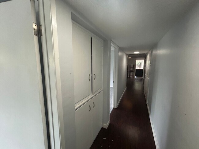 Building Photo - Entertainers Paradise in SW Bakersfield 3 ...