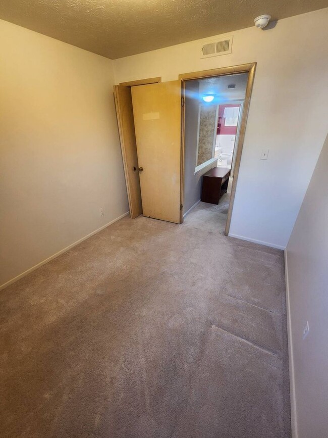 Building Photo - Charming 2-Bedroom Property in Prime Location