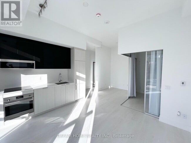 Building Photo - 308 Jarvis St