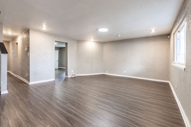 Building Photo - Available 7/10/25 - Spacious 3 Bedroom Hom...