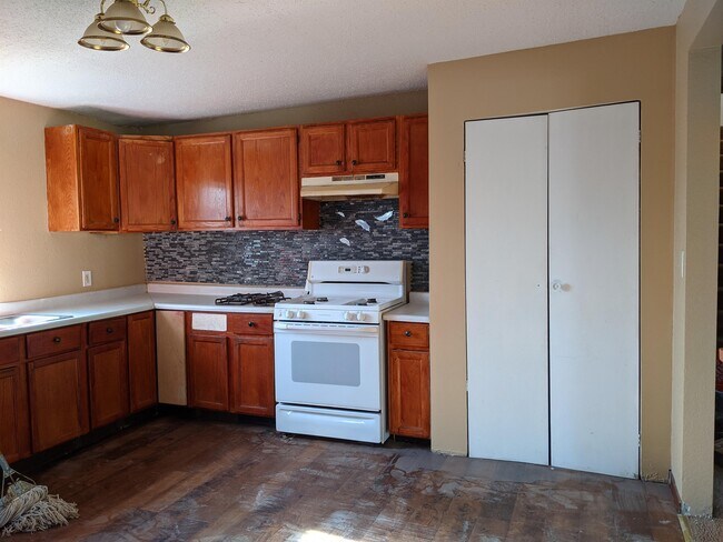 Building Photo - 630 Lincoln Ave