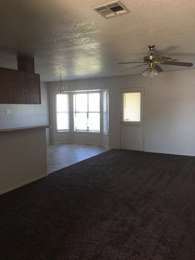 Foto del edificio - 4 bedroom home for rent