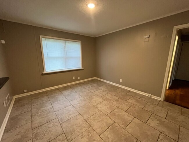 Building Photo - Renovated 3 Bedroom 1 Bath Home for Rent!