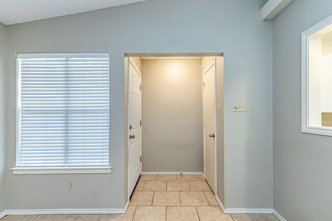 Building Photo - 2 Bedroom Duplex